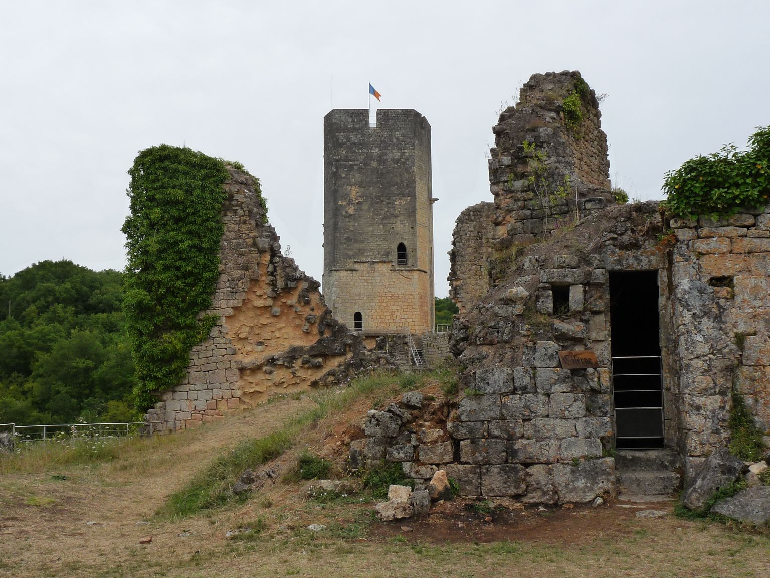 chateau-de-gavaudun-2